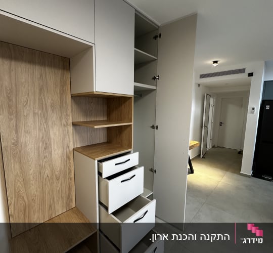 ארונות ומגירות פתוחות במטבח מודרני